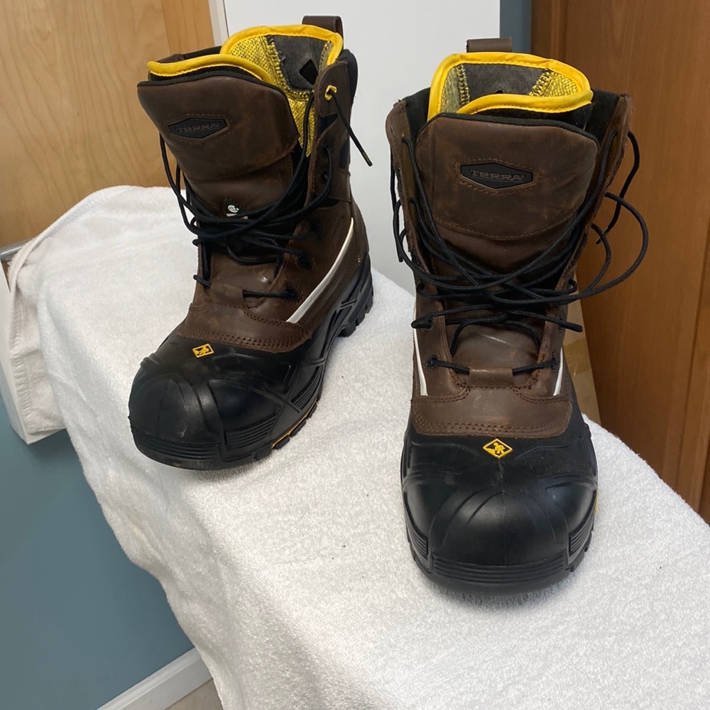 Selling a pair of mens Terra steel toe winter work boots.